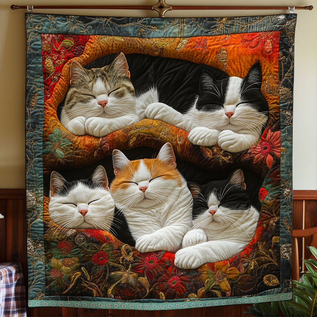 Steppdecke mit kuschelnden Katzen im Herbstlaub