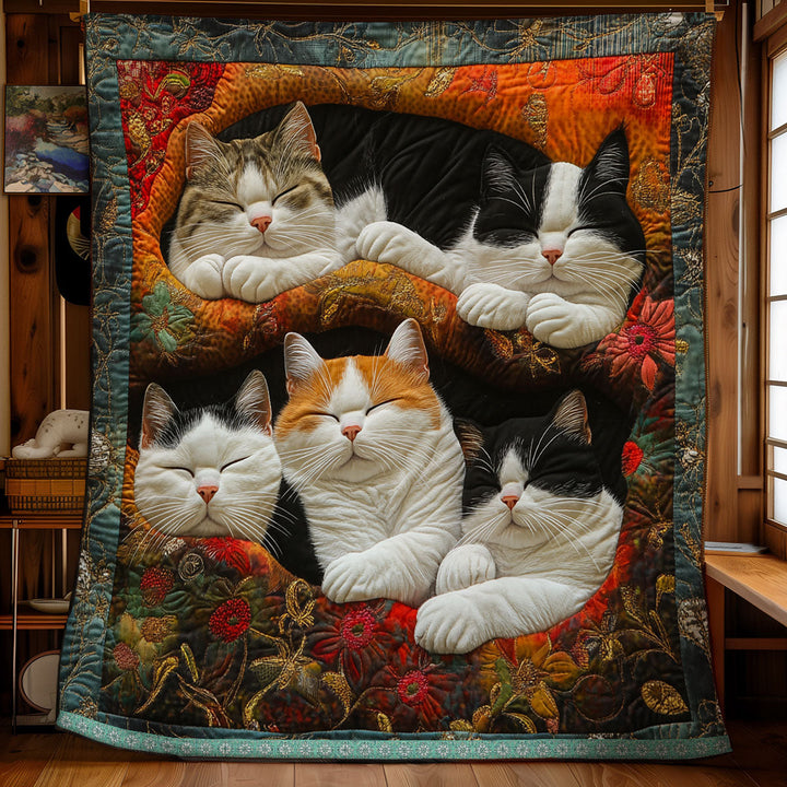 Steppdecke mit kuschelnden Katzen im Herbstlaub