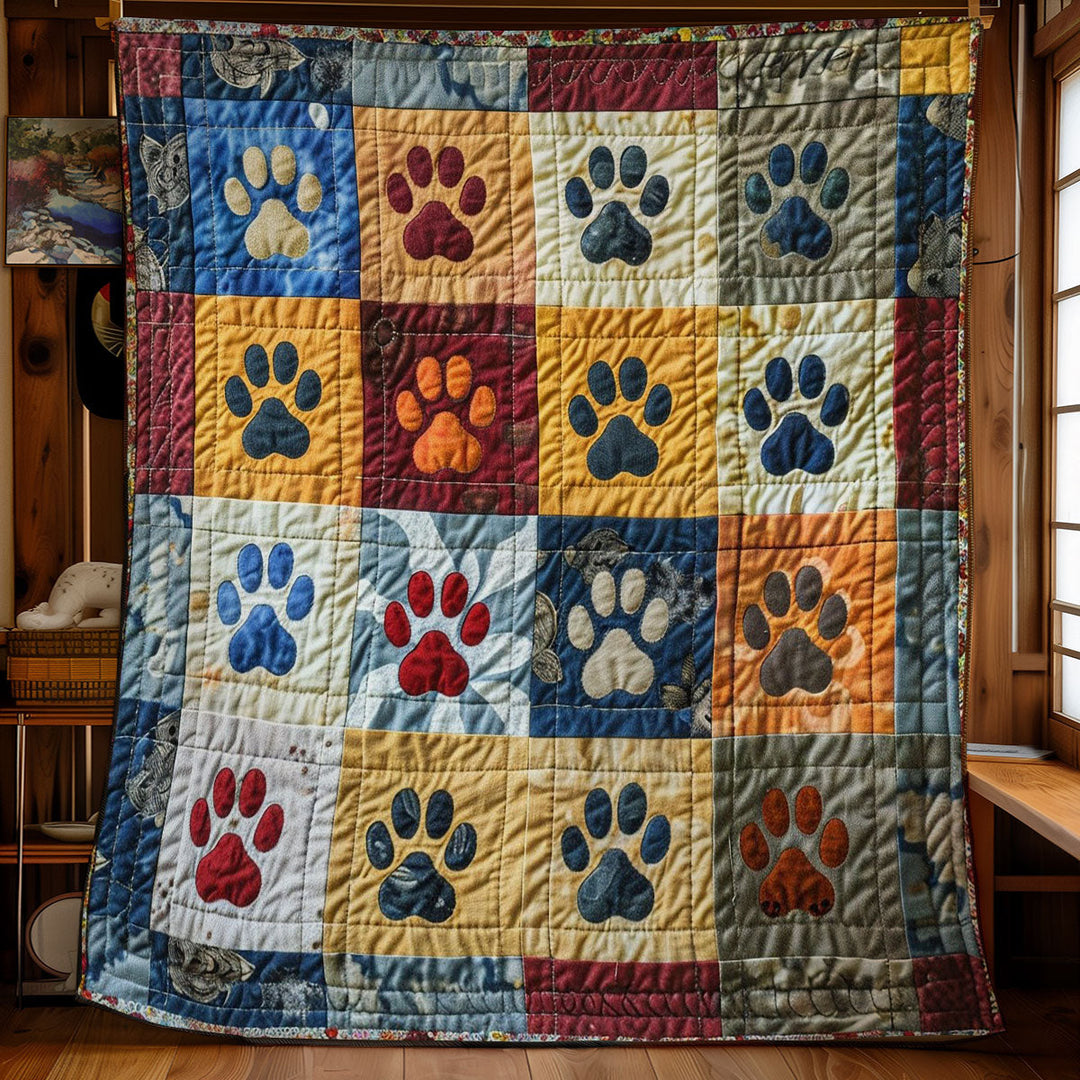 Patchwork-Steppdecke mit Pfoten auf Blau und Gelb