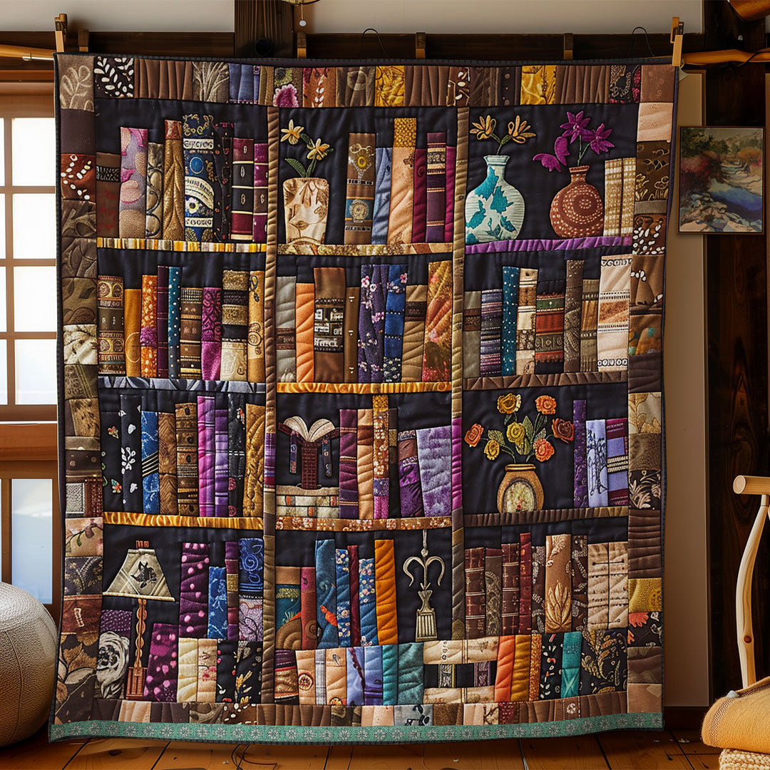 Steppdecke mit Bücherregal in dunklen Tönen