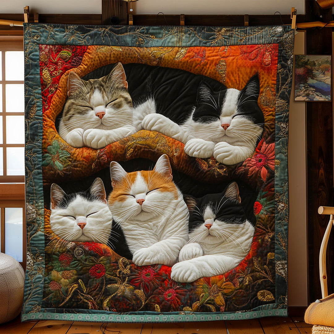 Steppdecke mit kuschelnden Katzen im Herbstlaub