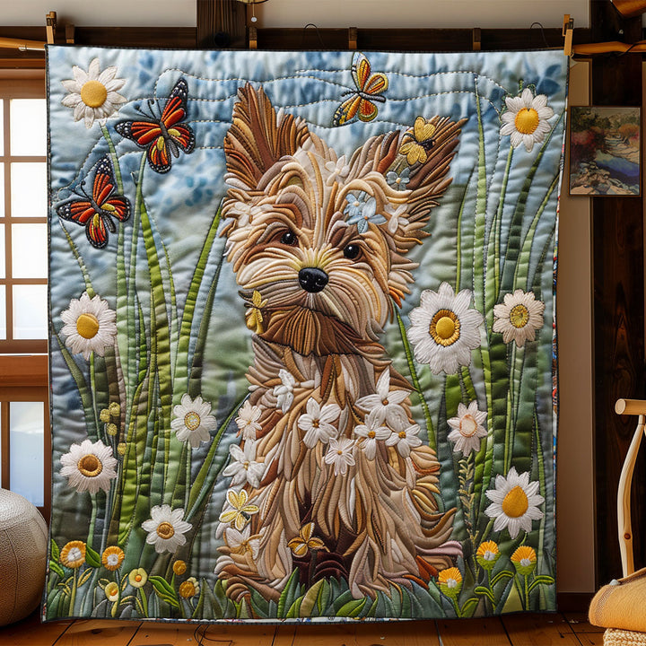Steppdecke mit Yorkshire Terrier zwischen Gänseblümchen