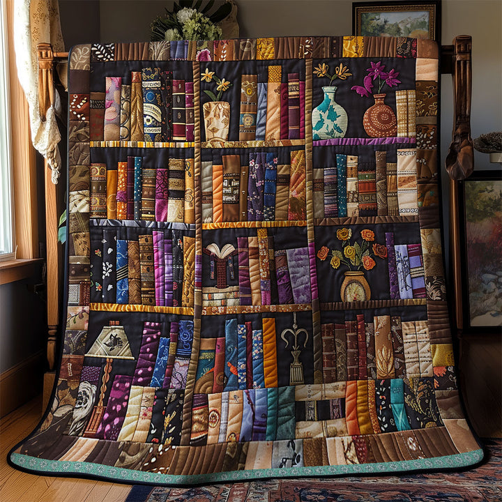 Steppdecke mit Bücherregal in dunklen Tönen