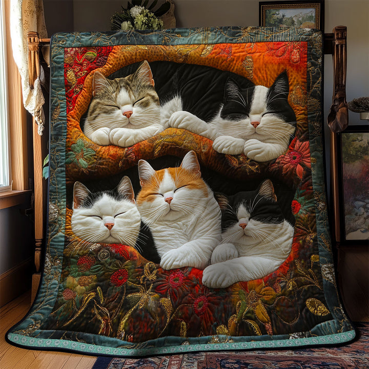 Steppdecke mit kuschelnden Katzen im Herbstlaub