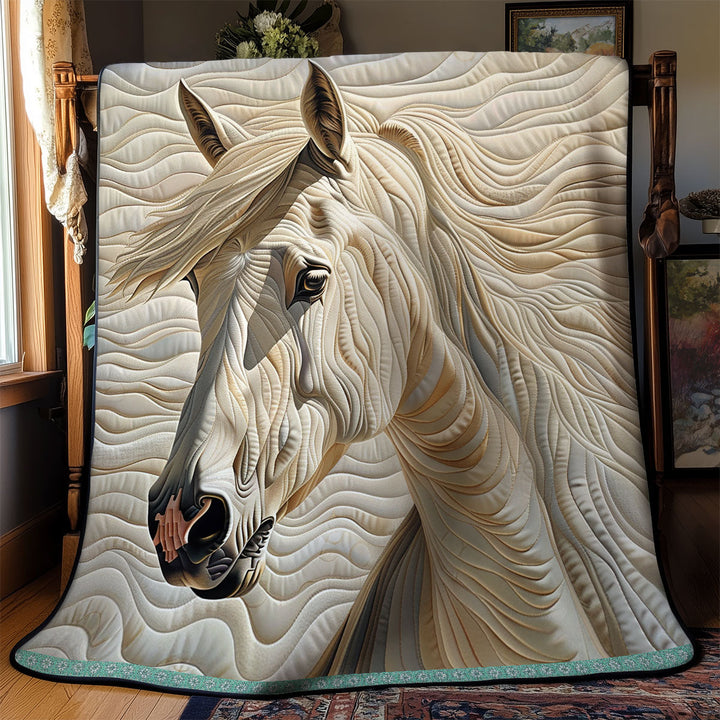Steppdecke mit weißem Pferd und Wellenmähne