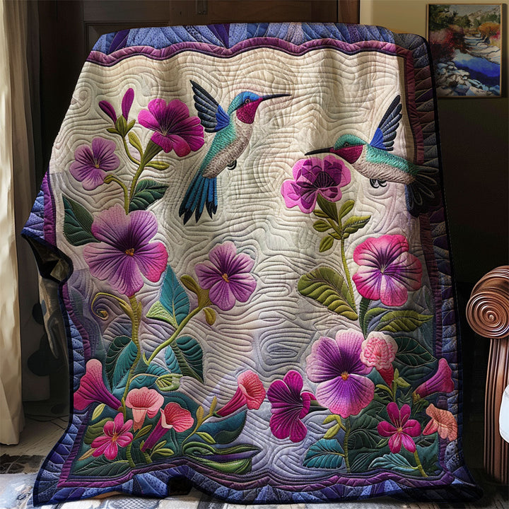 Steppdecke mit Kolibris und Petunien auf Weiß