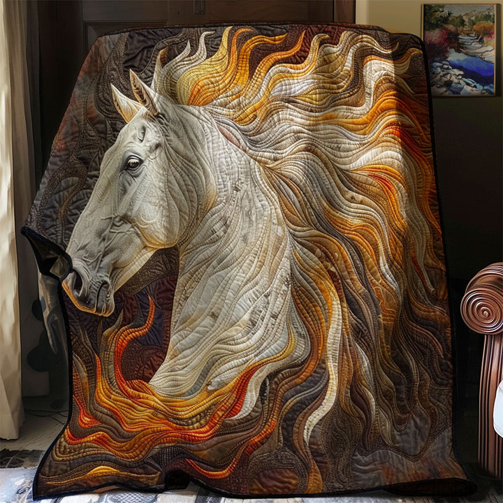 Steppdecke mit weißem Pferd und Feuermähne