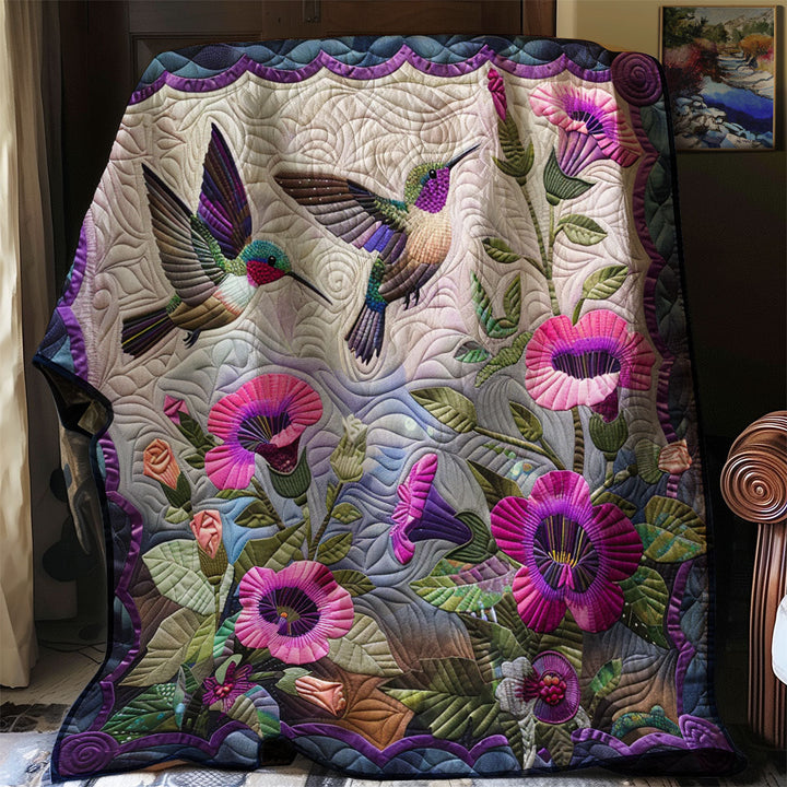 Steppdecke mit Kolibris und pinken Blüten