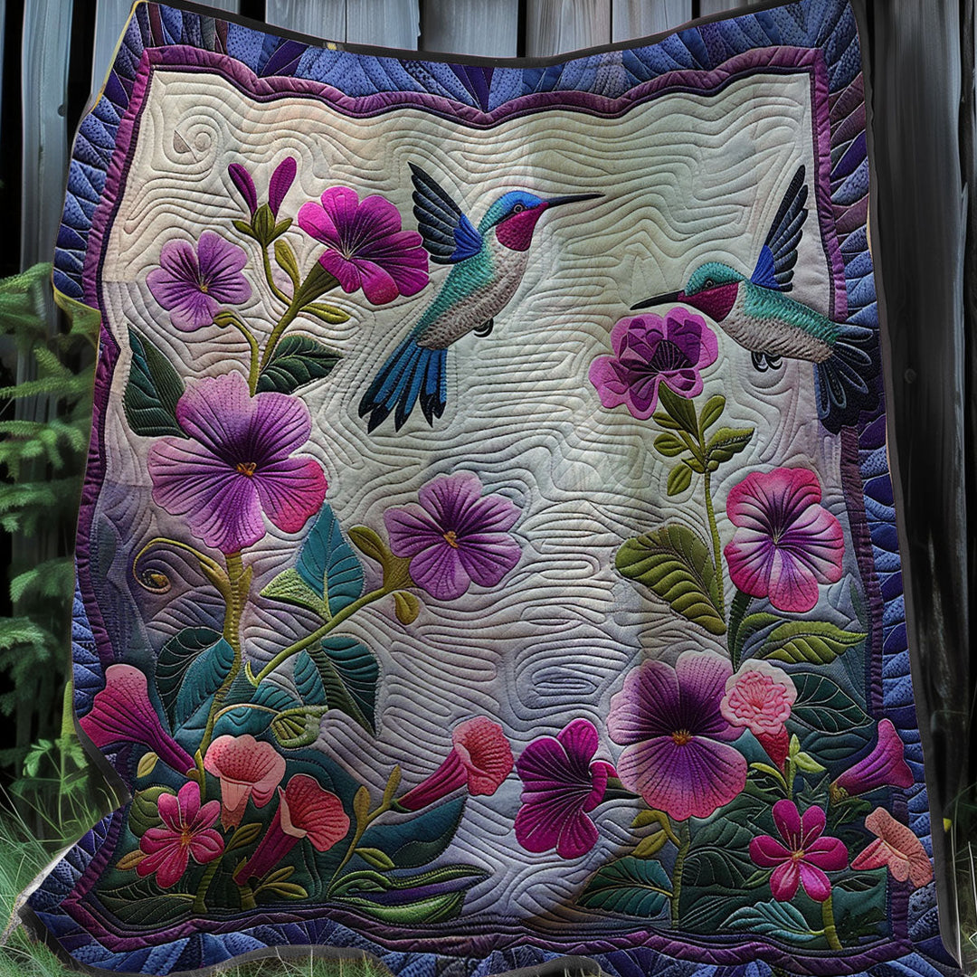 Steppdecke mit Kolibris und Petunien auf Weiß