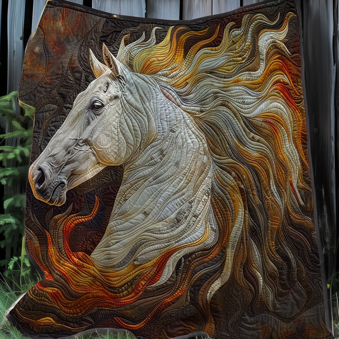 Steppdecke mit weißem Pferd und Feuermähne