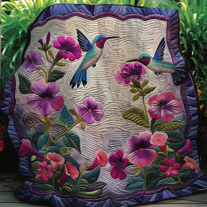 Steppdecke mit Kolibris und Petunien auf Weiß
