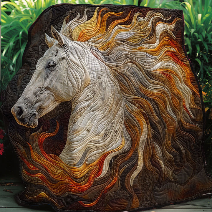 Steppdecke mit weißem Pferd und Feuermähne
