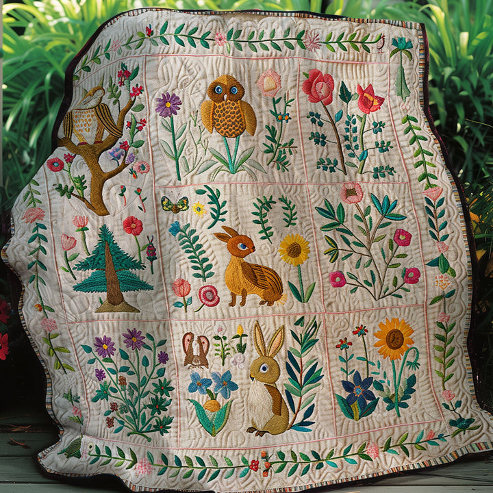 Steppdecke mit Waldtieren und Blumen auf Creme