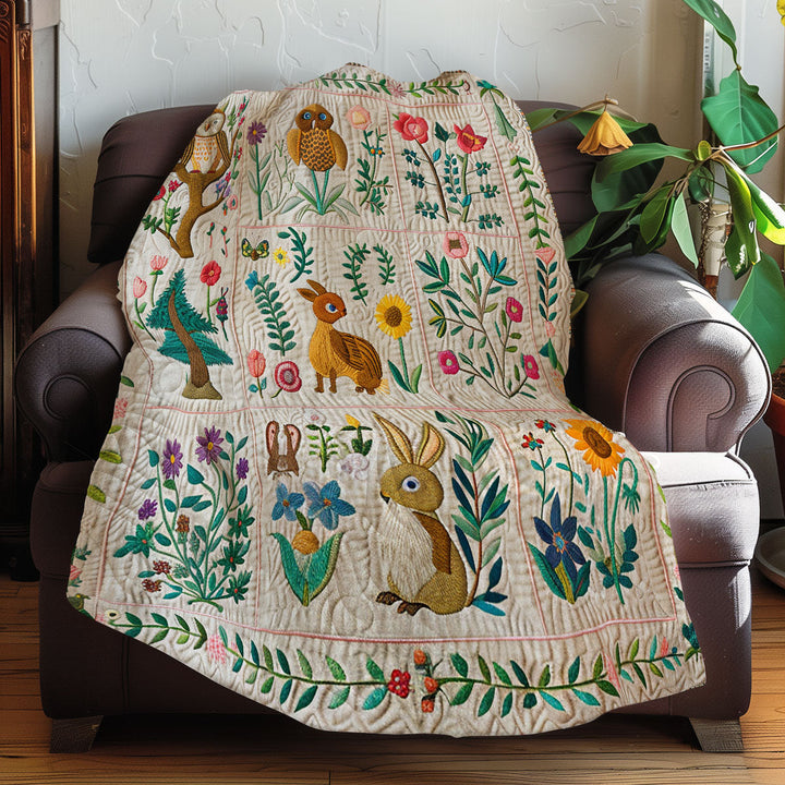 Steppdecke mit Waldtieren und Blumen auf Creme