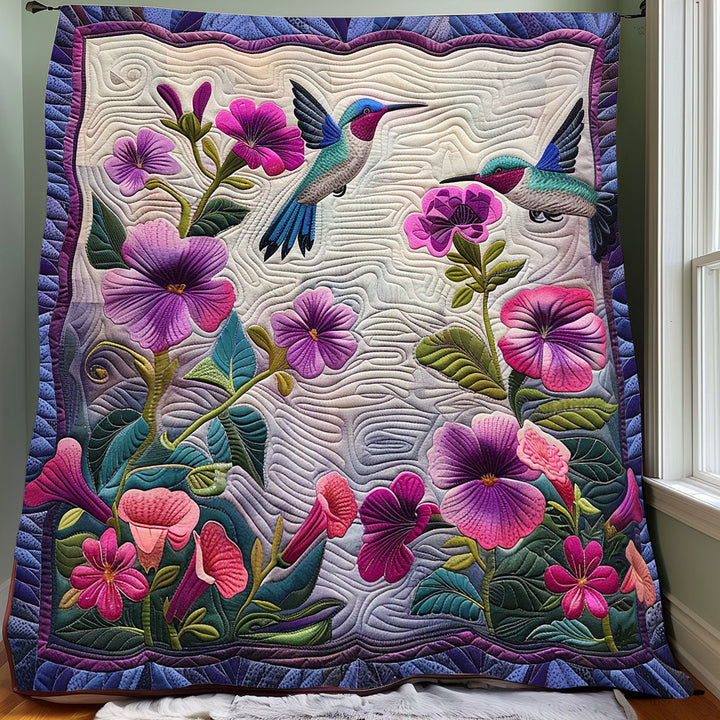 Steppdecke mit Kolibris und Petunien auf Weiß