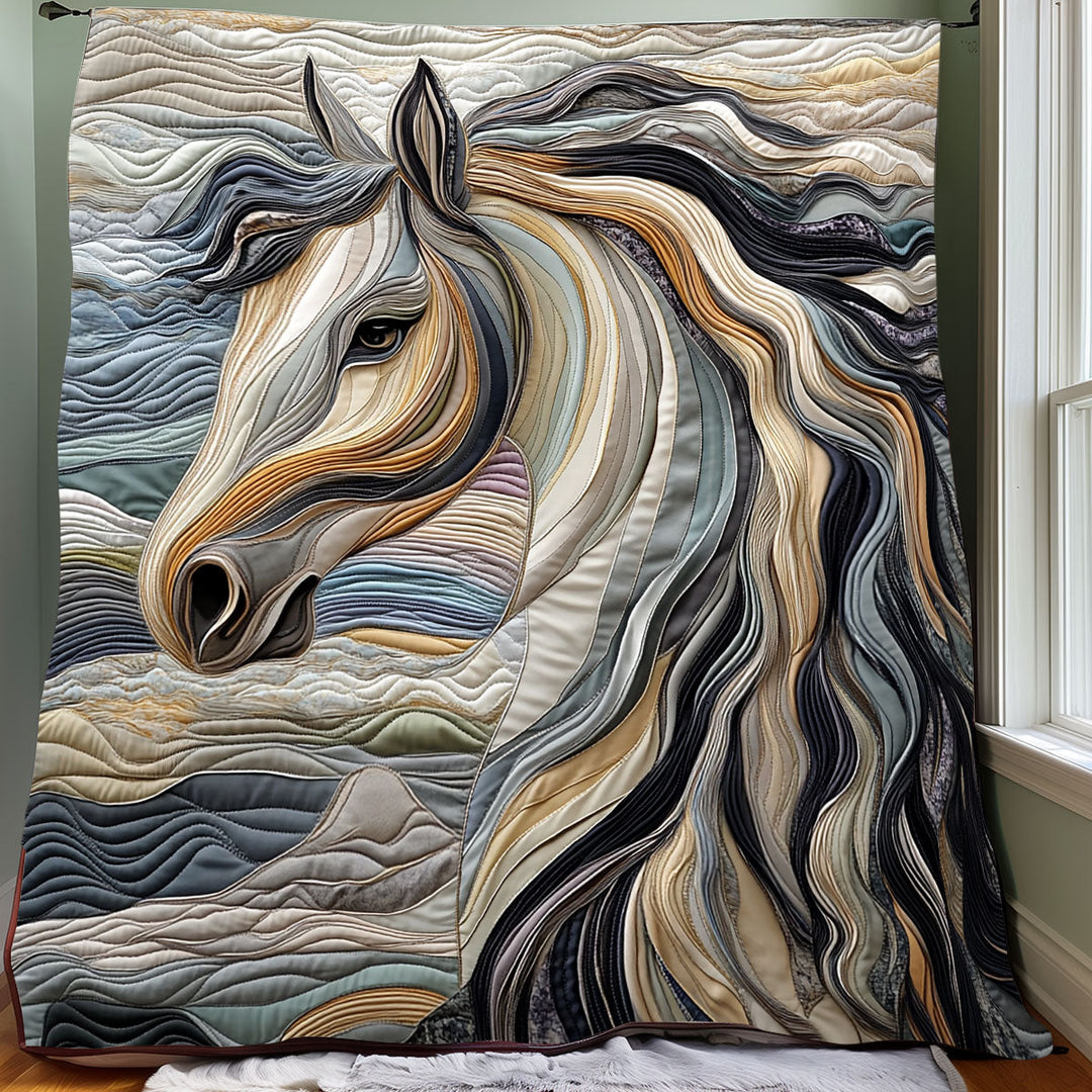 Steppdecke mit grauem Pferd im Wind