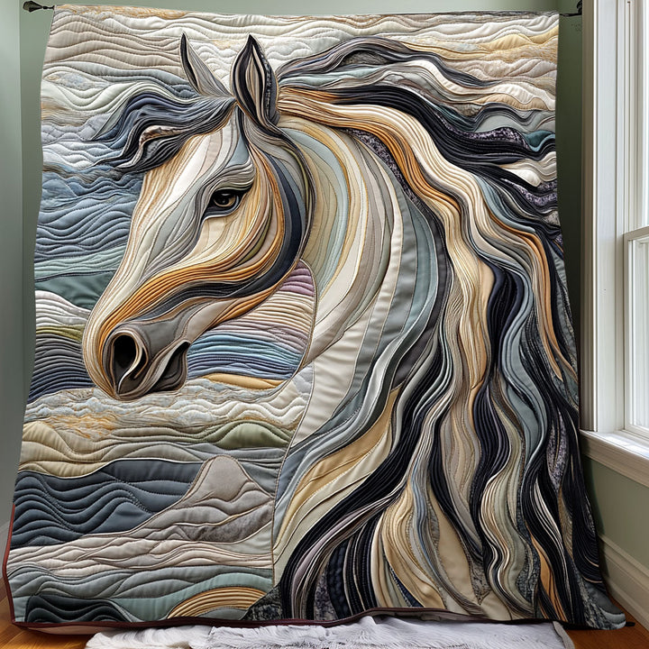 Steppdecke mit grauem Pferd im Wind