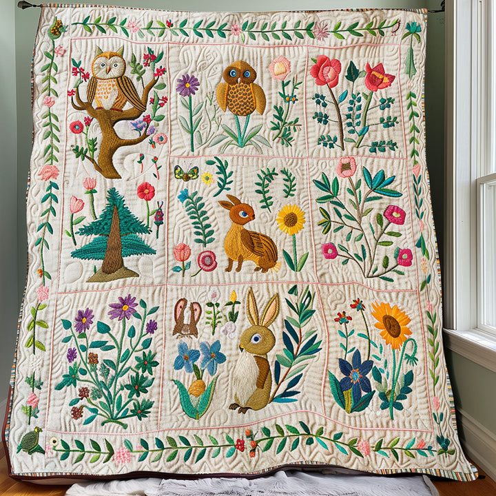 Steppdecke mit Waldtieren und Blumen auf Creme
