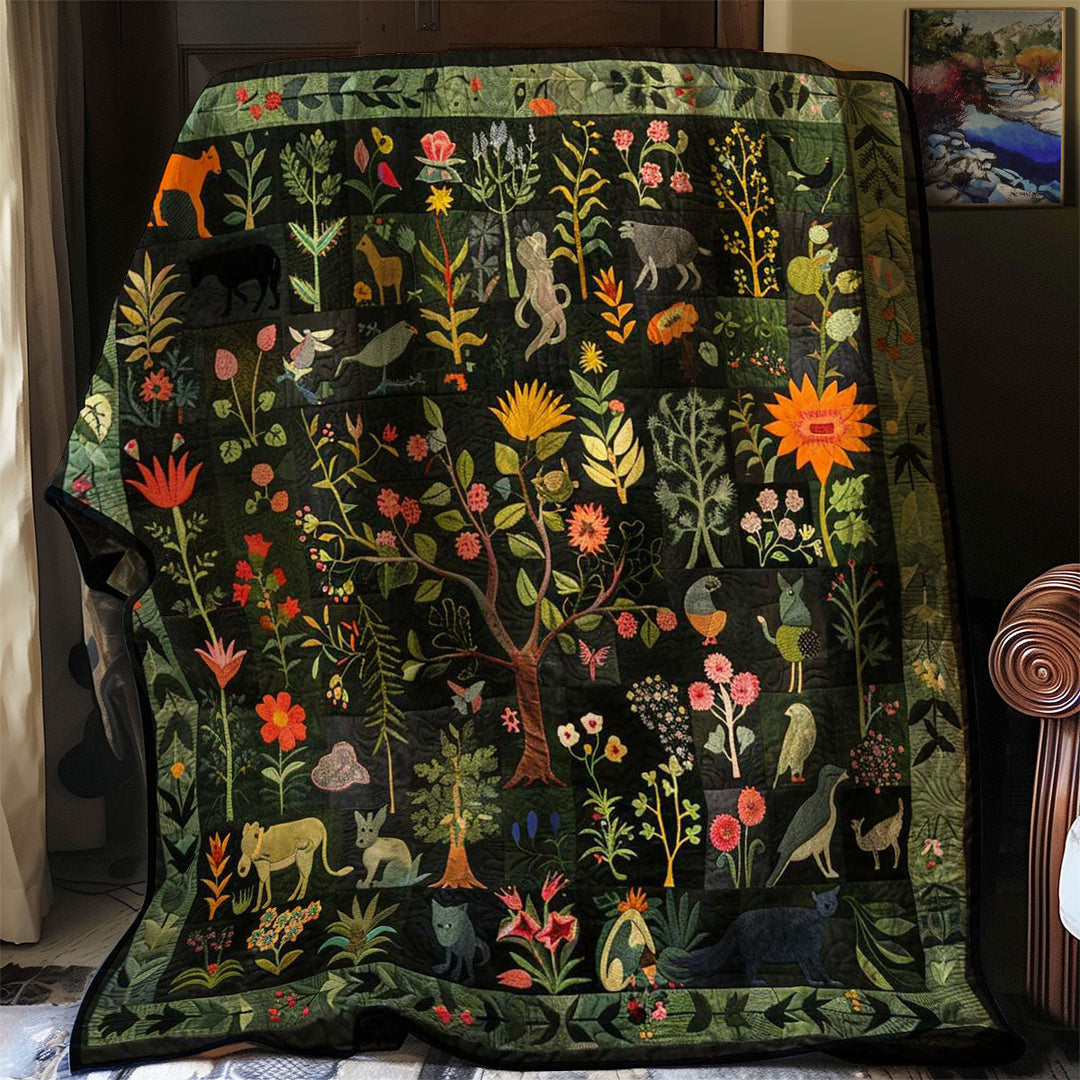 Steppdecke mit Waldtieren und Blumen auf Schwarz
