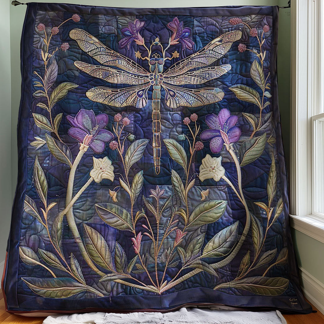 Steppdecke mit Libelle und lila Blüten