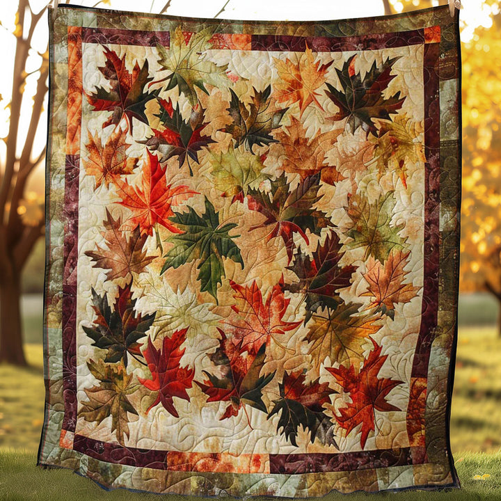 Steppdecke mit Herbstlaub auf Creme