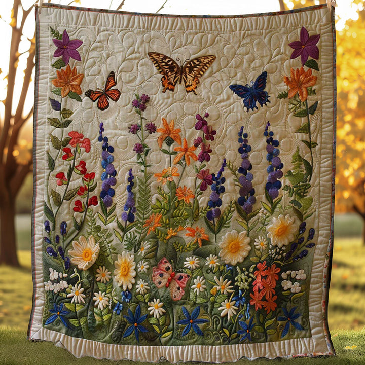 Steppdecke mit Blumenwiese und Schmetterlingen