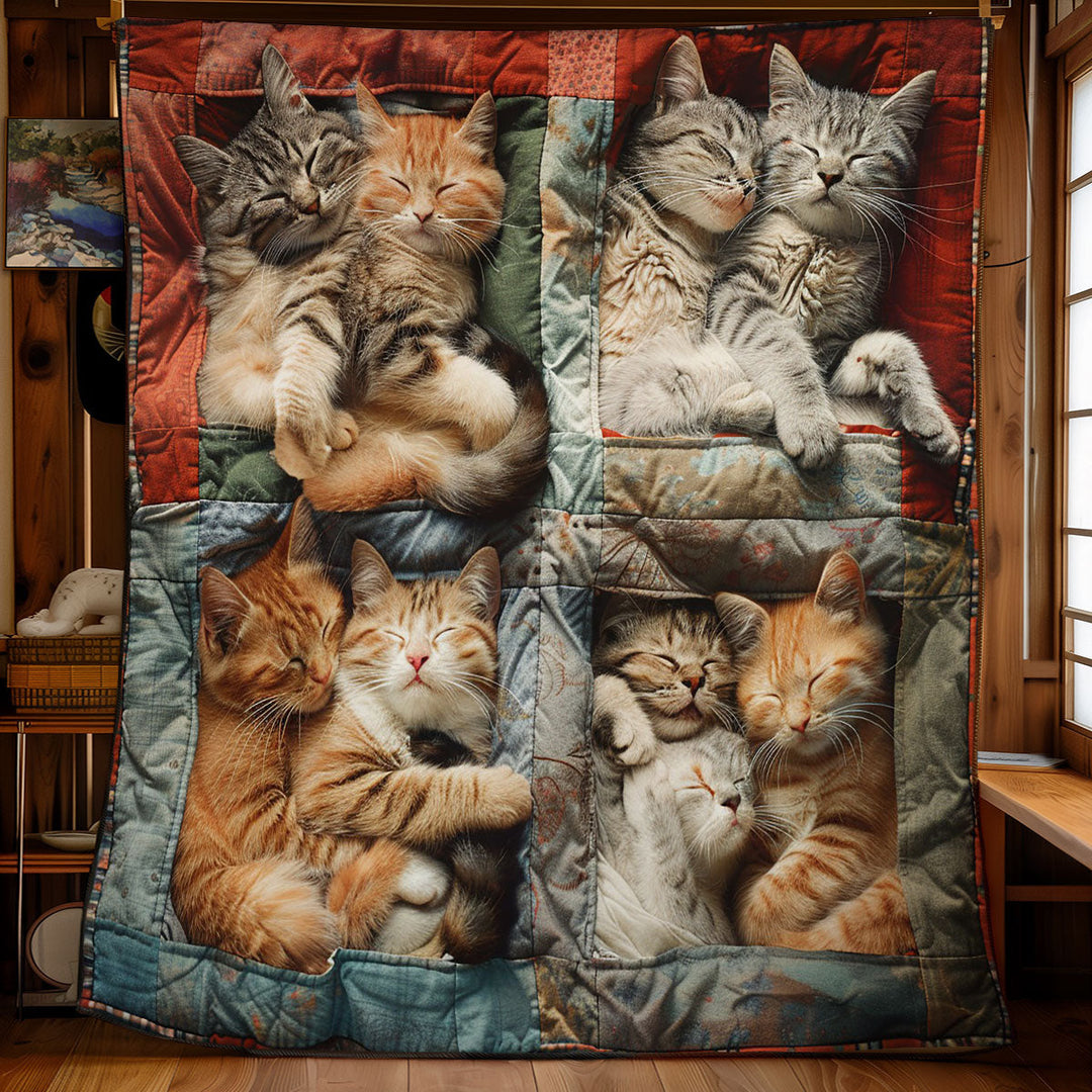 Steppdecke mit schlafenden getigerten Katzen