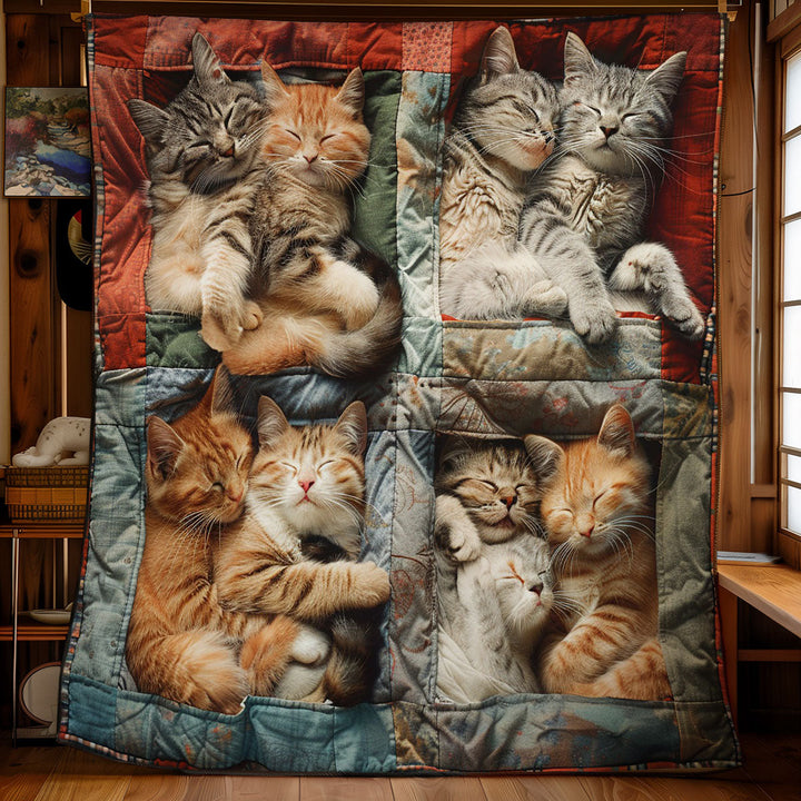 Steppdecke mit schlafenden getigerten Katzen