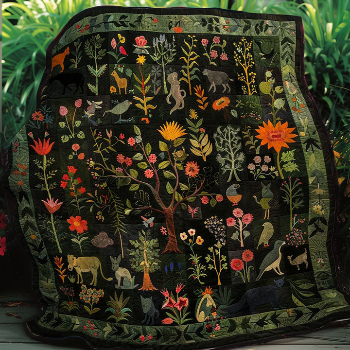Steppdecke mit Waldtieren und Blumen auf Schwarz