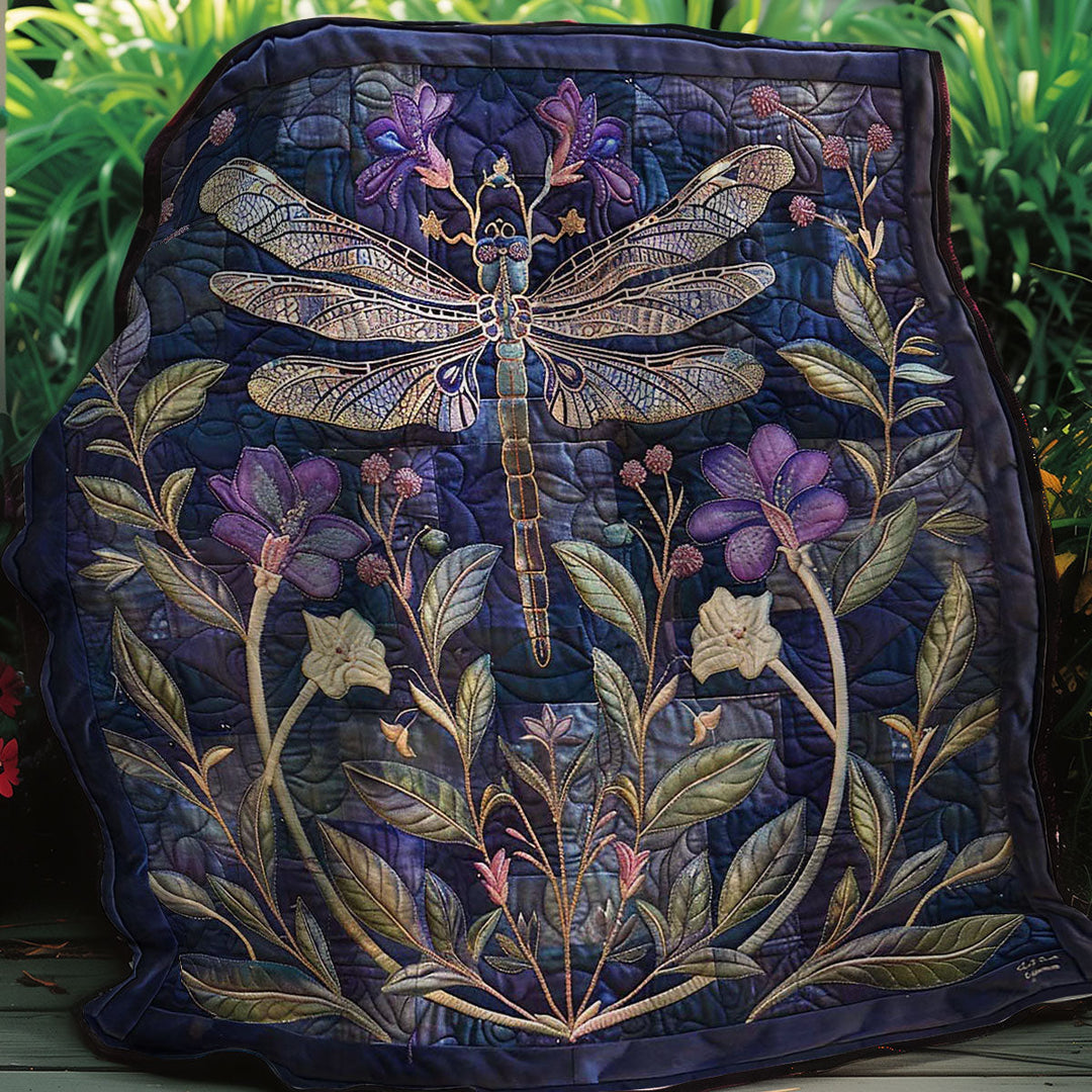 Steppdecke mit Libelle und lila Blüten