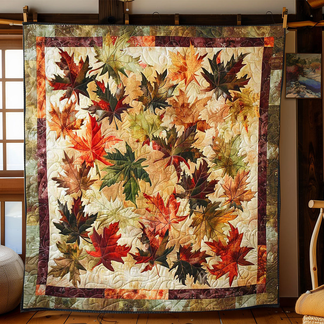 Steppdecke mit Herbstlaub auf Creme