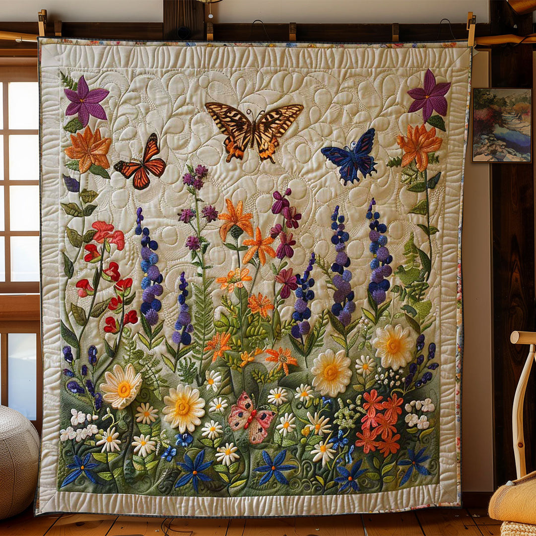 Steppdecke mit Blumenwiese und Schmetterlingen