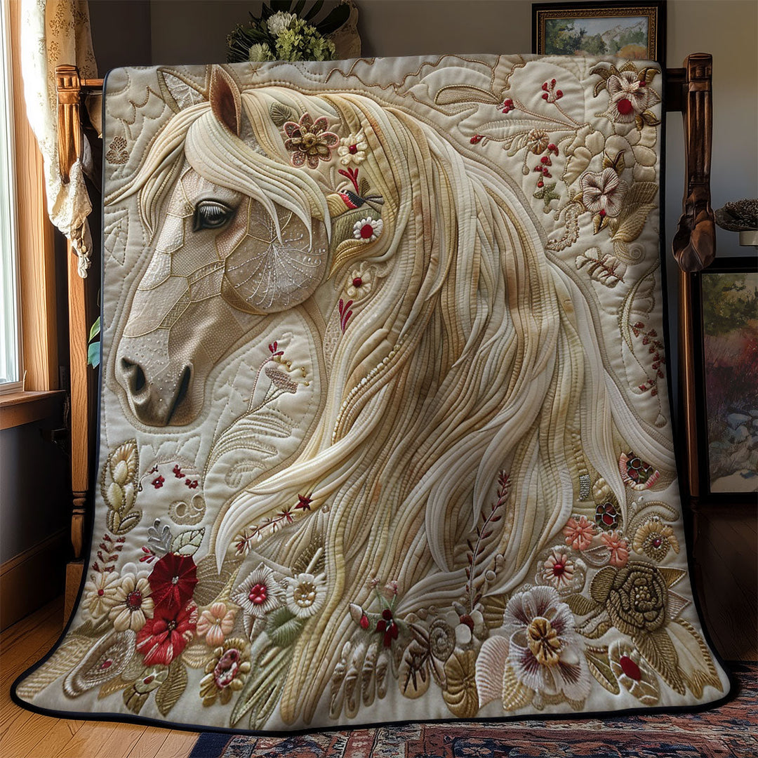 Steppdecke mit weißem Pferd und Blüten