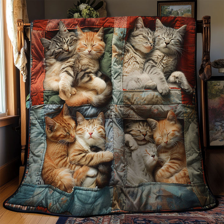 Steppdecke mit schlafenden getigerten Katzen