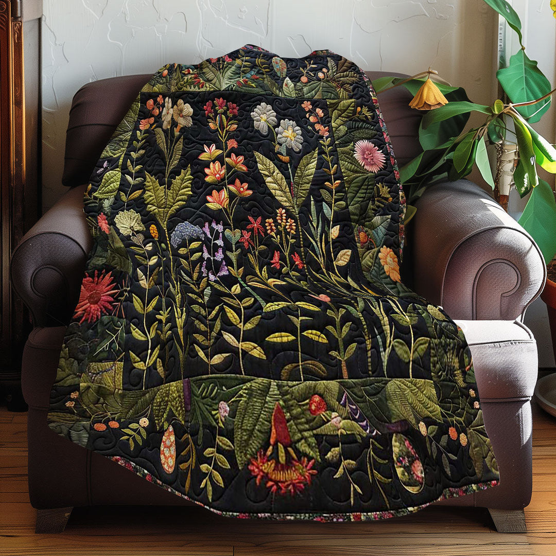 Steppdecke mit Wildblumen auf dunklem Grund
