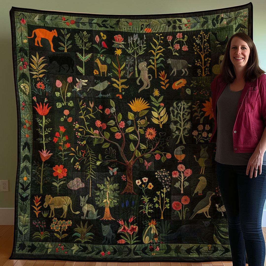 Steppdecke mit Waldtieren und Blumen auf Schwarz