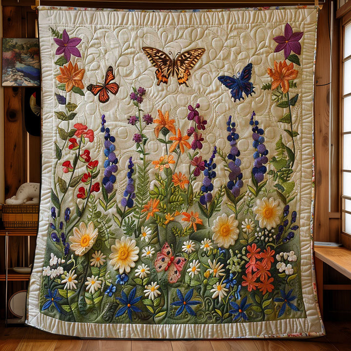 Steppdecke mit Blumenwiese und Schmetterlingen