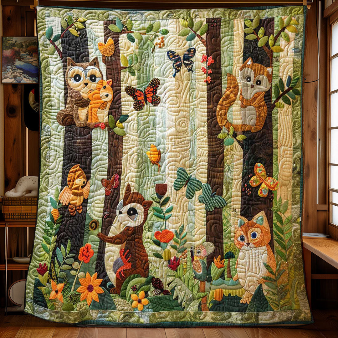 Steppdecke mit Eulen und Füchsen im Wald