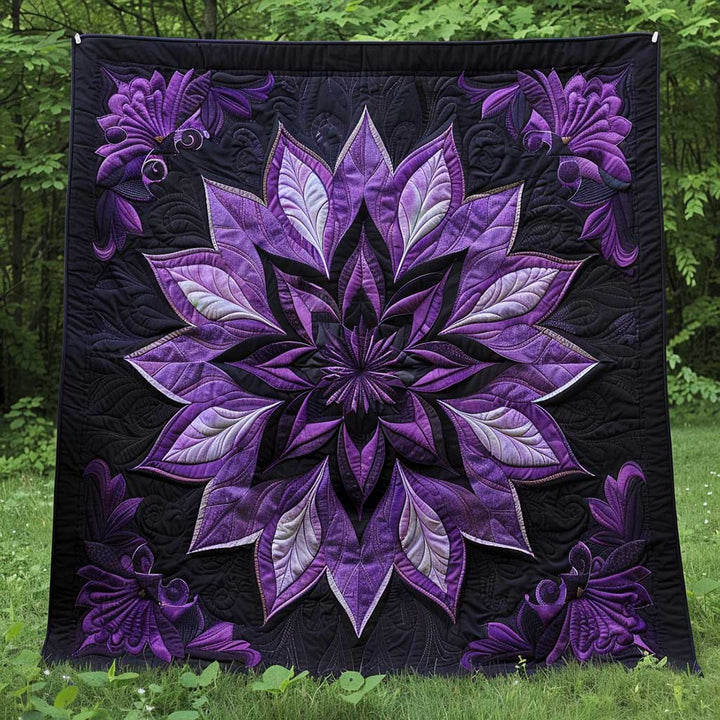Steppdecke mit violetter Blütenrosette