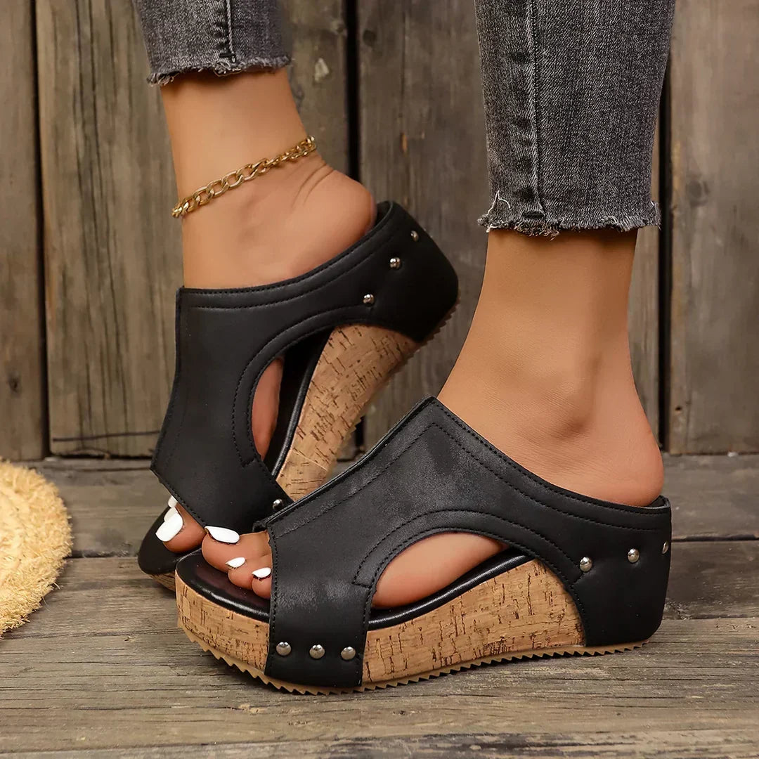 Eva-Mathilde | Lumi-Plateau-Schuhe mit Nieten