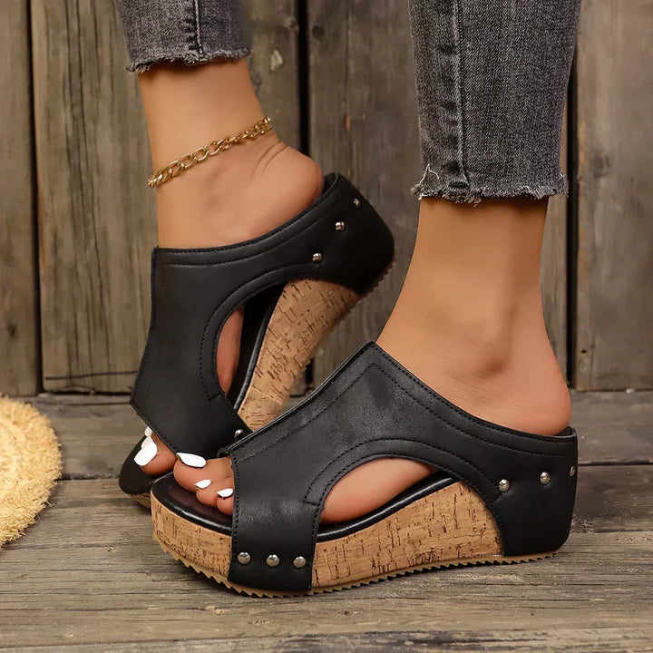 Eva-Mathilde | Lumi-Plateau-Schuhe mit Nieten