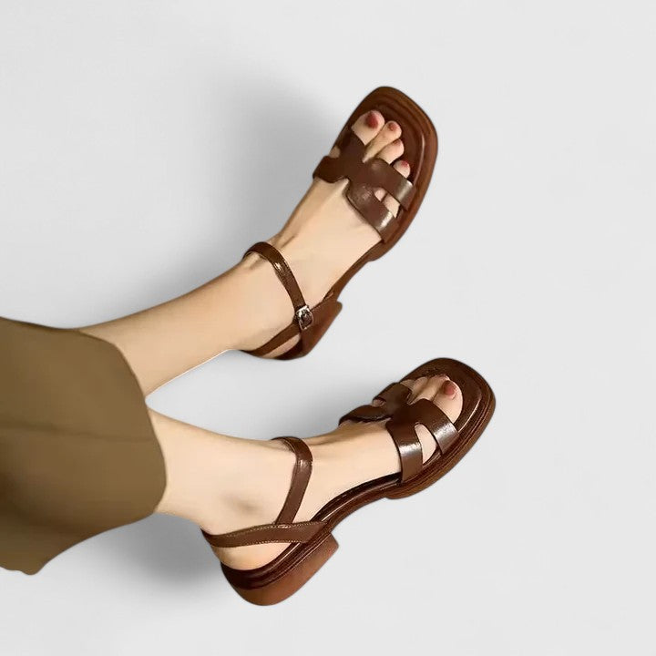 Anna-Veronika | Stilvolle flache Sandalen
