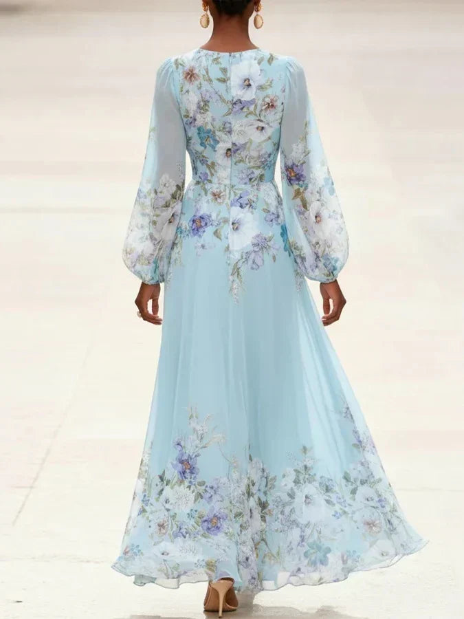 Margarete | Hellblaues Chiffon-Maxikleid mit Blumenmuster und V-Ausschnitt
