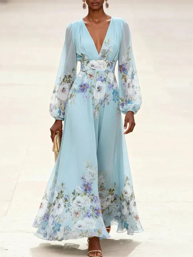 Margarete | Hellblaues Chiffon-Maxikleid mit Blumenmuster und V-Ausschnitt