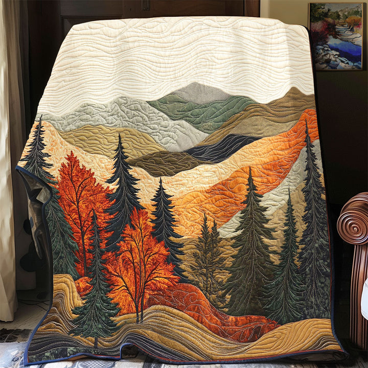 Steppdecke mit Berglandschaft im Herbst
