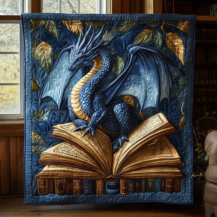 Steppdecke mit blauem Drachen auf Büchern