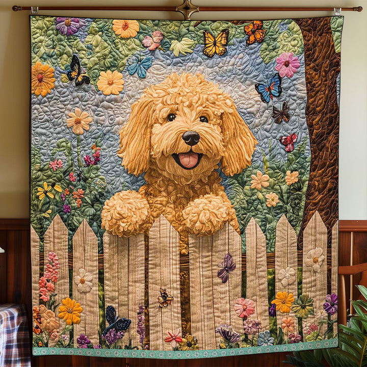 Steppdecke mit Goldendoodle am Gartenzaun