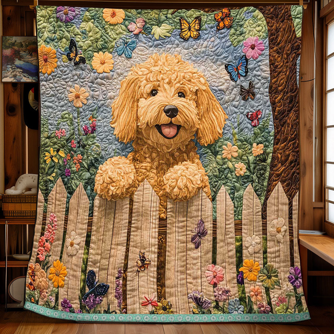 Steppdecke mit Goldendoodle am Gartenzaun
