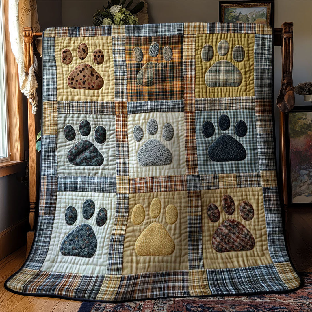 Patchwork-Steppdecke mit Pfoten in Blau-Karo