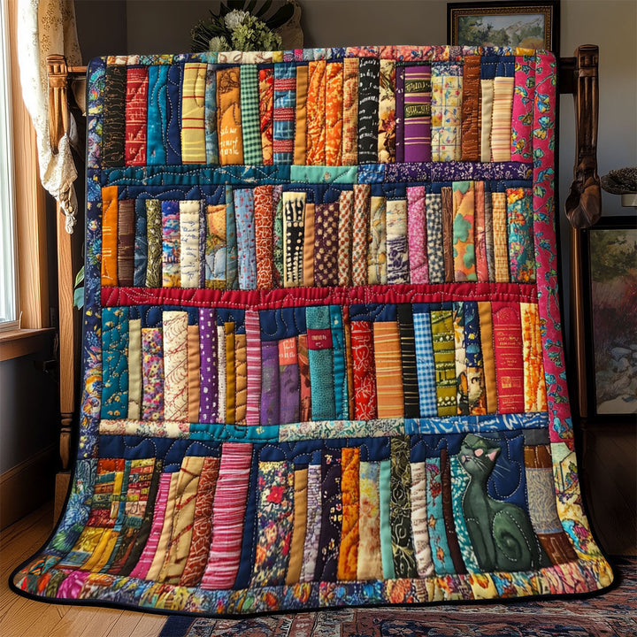 Steppdecke mit Bücherregal und versteckter Katze